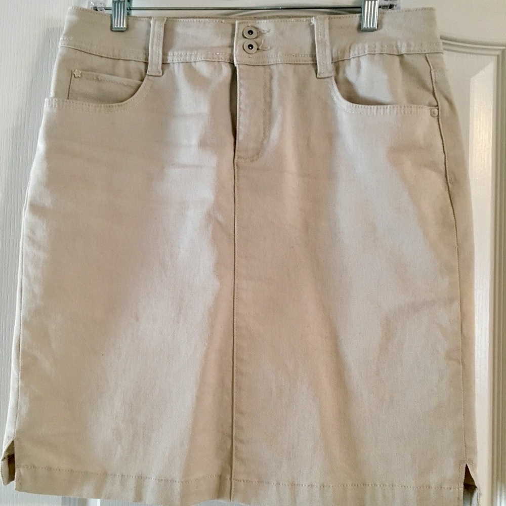 Gloria Vanderbilt beige denim skirt
